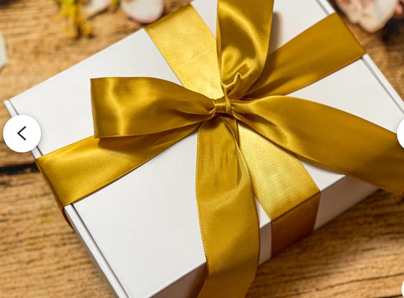 Gift Box Eid Ramadan Hamper basket i White Ribbed Trinklet, mosque candle and flower Oud  Musk Eid  candles made from soy wax  Islamic Vegan