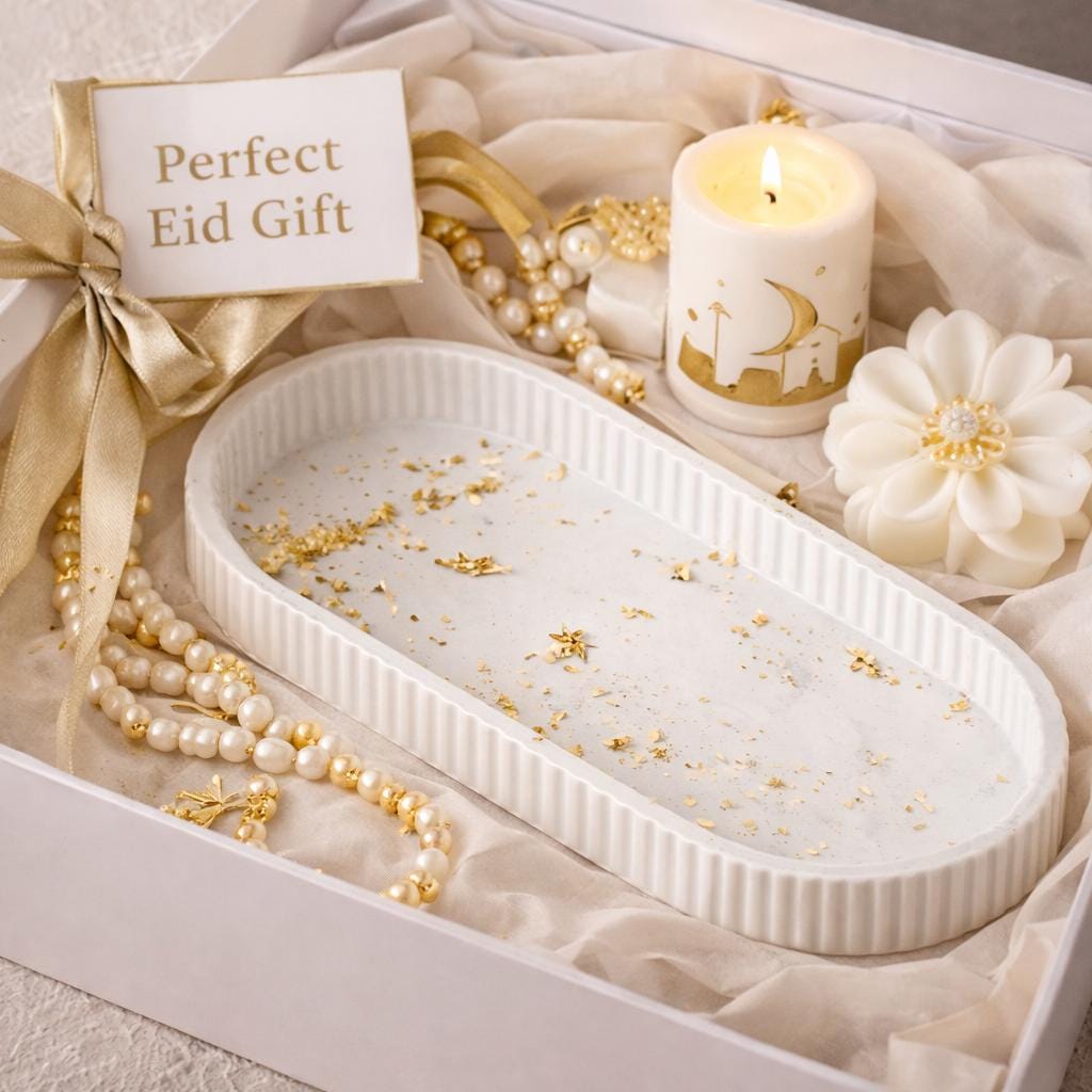 Ramadan Candle: Oud White Musk Scent, Round with Gold  Crescent Moon Decor