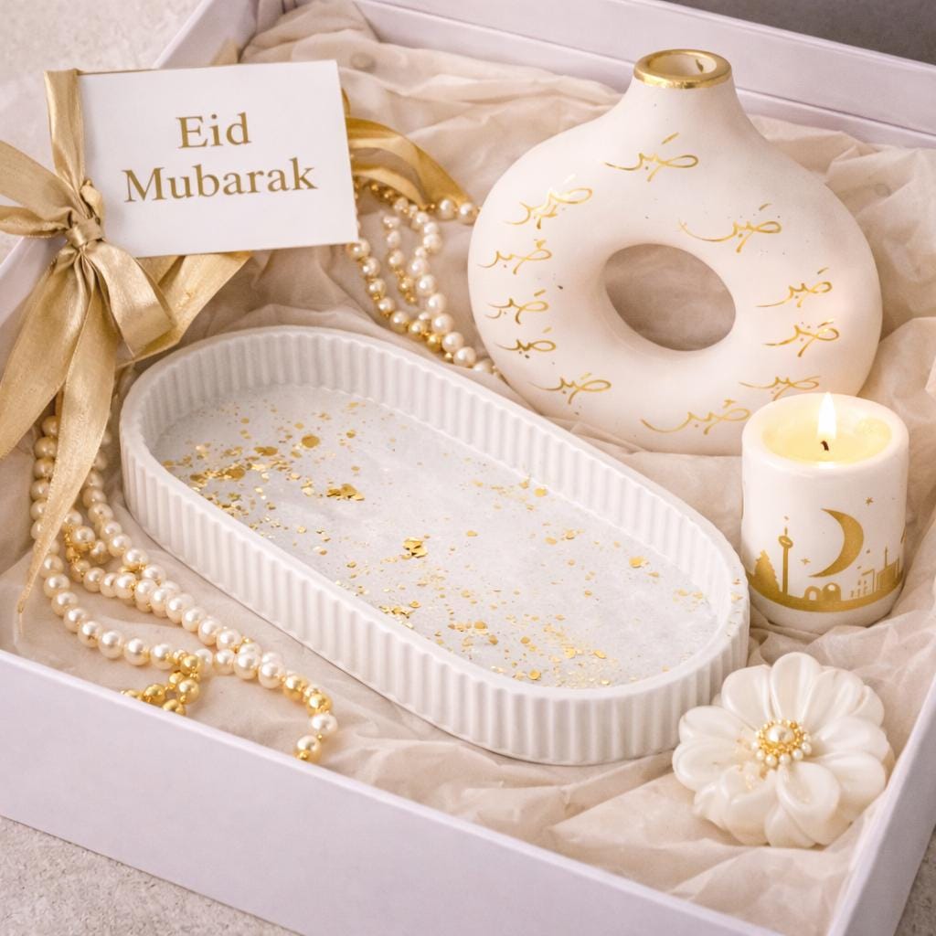 Ramadan Candle: Oud White Musk Scent, Round with Gold  Crescent Moon Decor